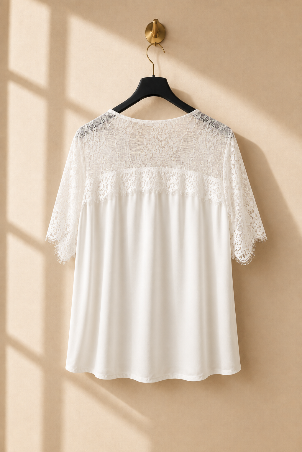 Blus med spets Ornella i vit – Mirelle Design