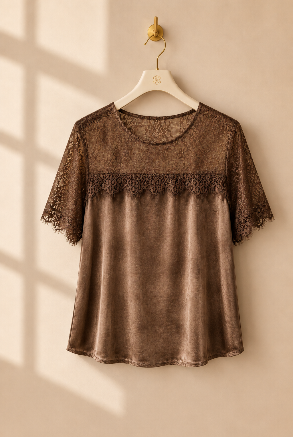 Blus med spets Ornella i brun – Mirelle Design