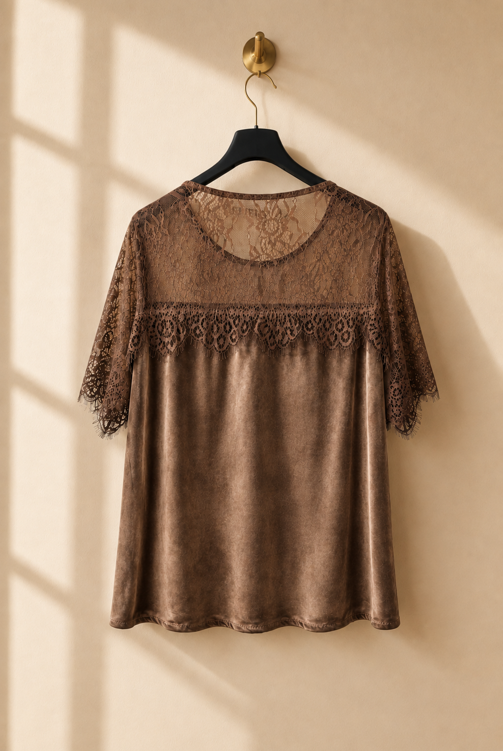 Blus med spets Ornella i brun – Mirelle Design
