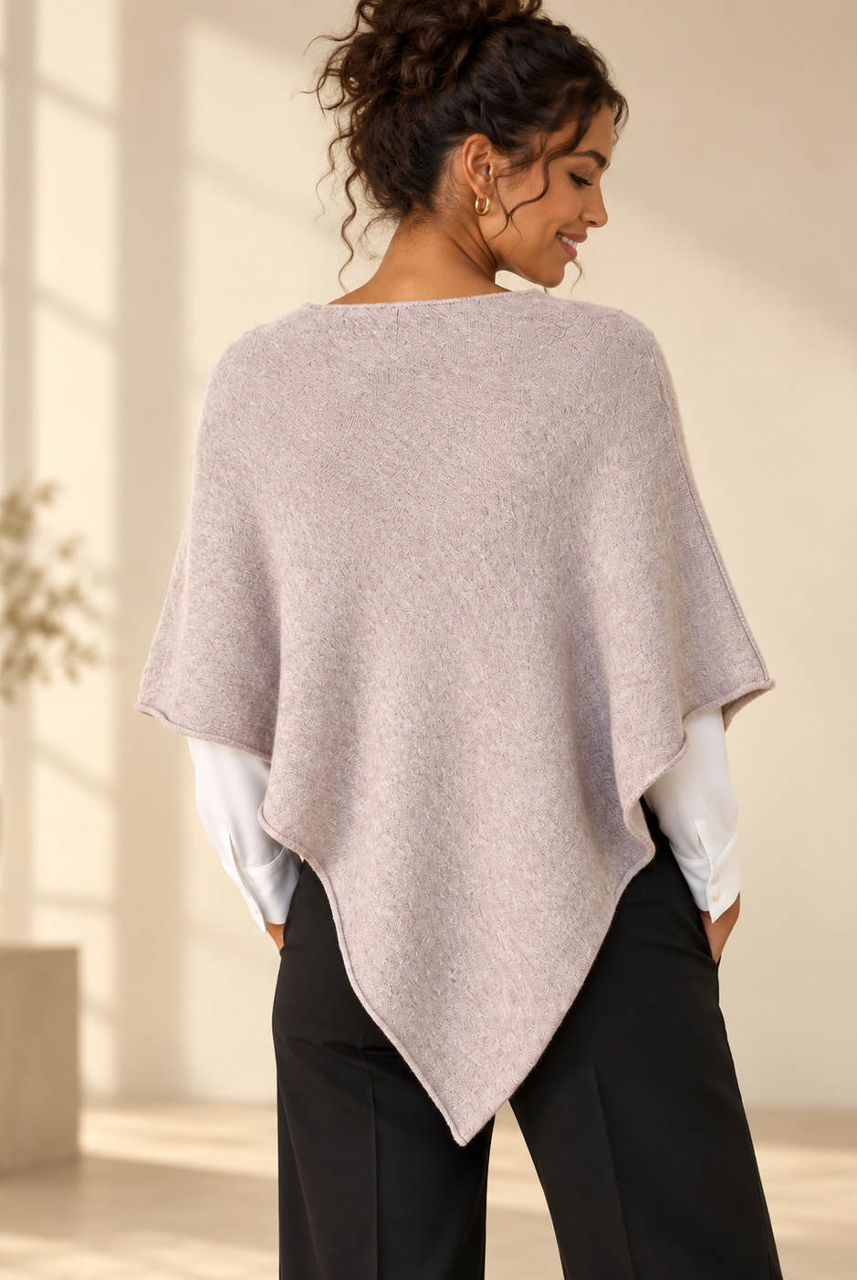 Finstickad poncho Gunsan i OneSize med asymmetrisk nederkant