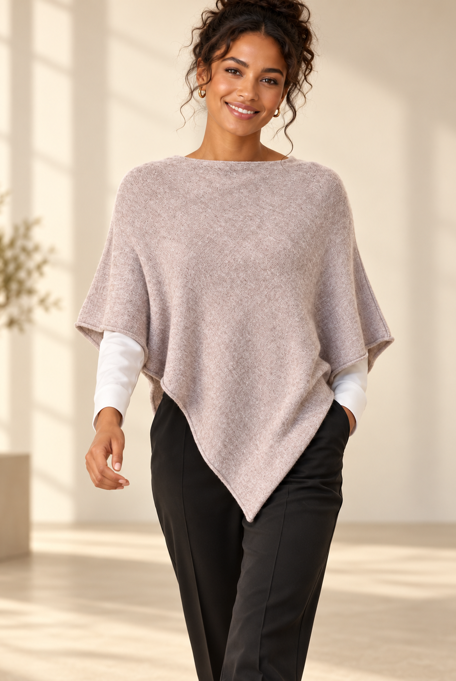 Finstickad poncho Gunsan i OneSize med asymmetrisk nederkant