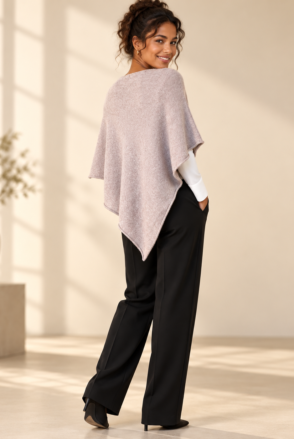 Finstickad poncho Gunsan i OneSize med asymmetrisk nederkant