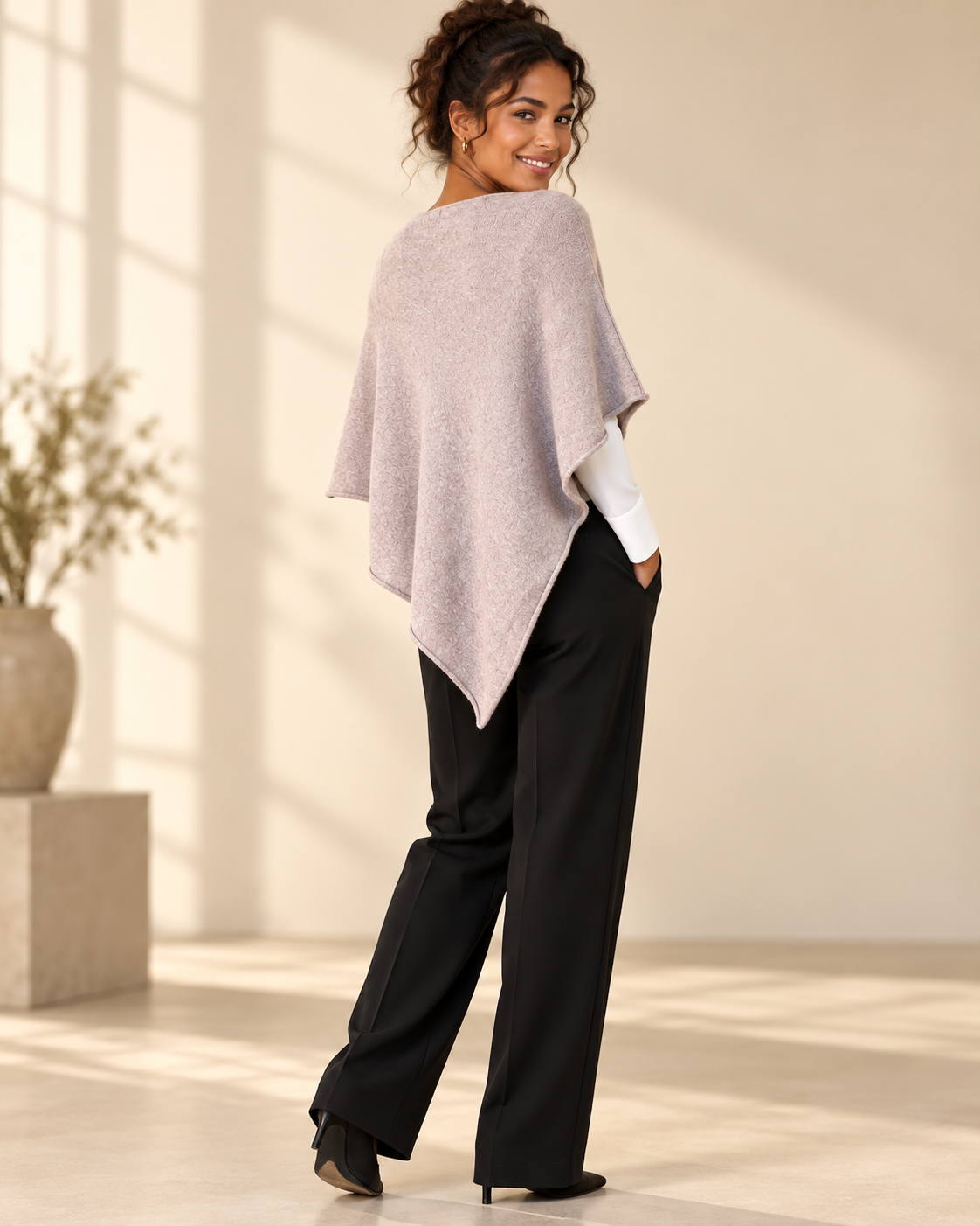 Finstickad poncho Gunsan i OneSize med asymmetrisk nederkant