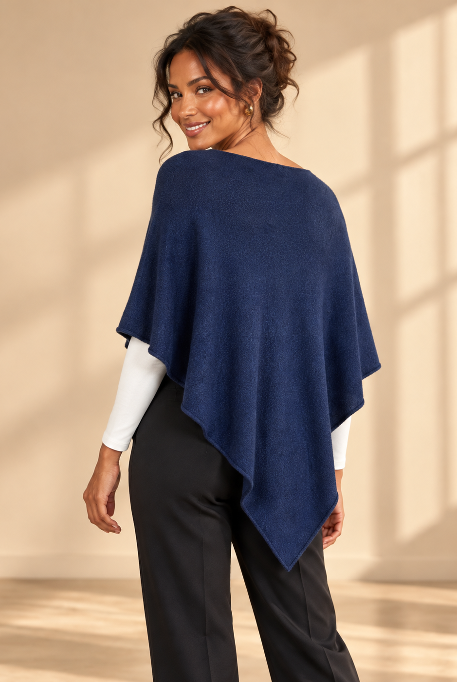 Finstickad poncho Gunsan i OneSize med asymmetrisk nederkant
