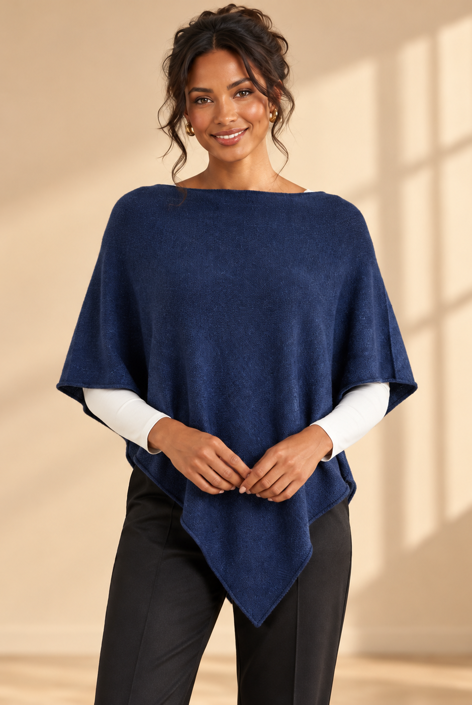 Finstickad poncho Gunsan i OneSize med asymmetrisk nederkant