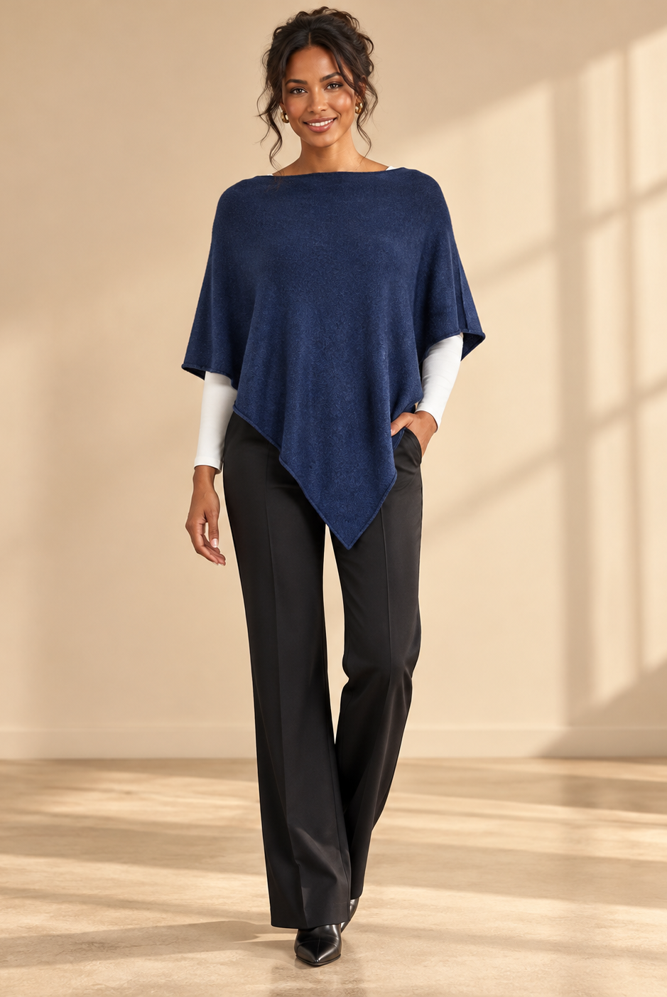 Finstickad poncho Gunsan i OneSize med asymmetrisk nederkant