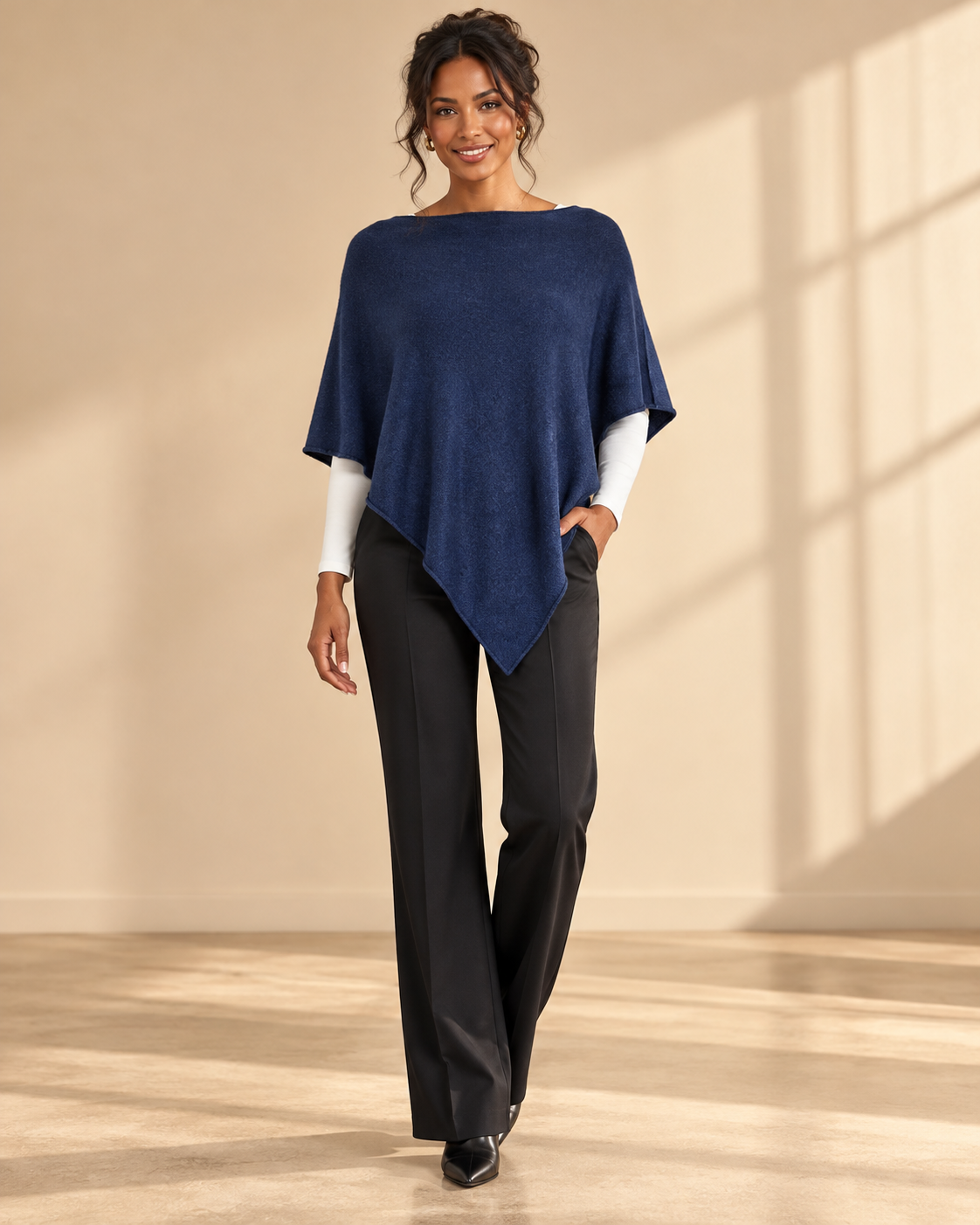 Finstickad poncho Gunsan i OneSize med asymmetrisk nederkant