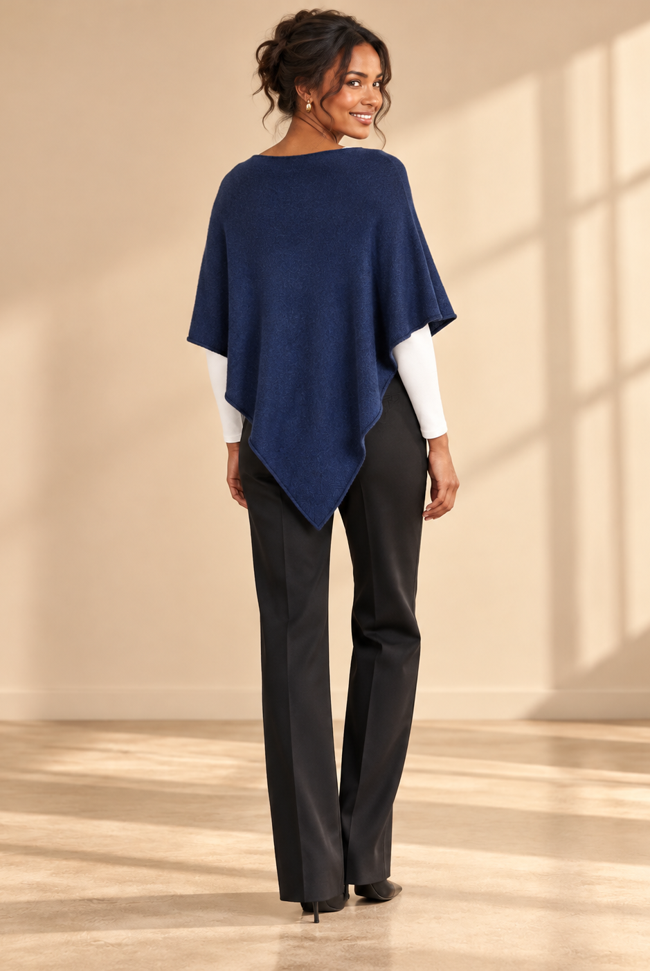 Finstickad poncho Gunsan i OneSize med asymmetrisk nederkant