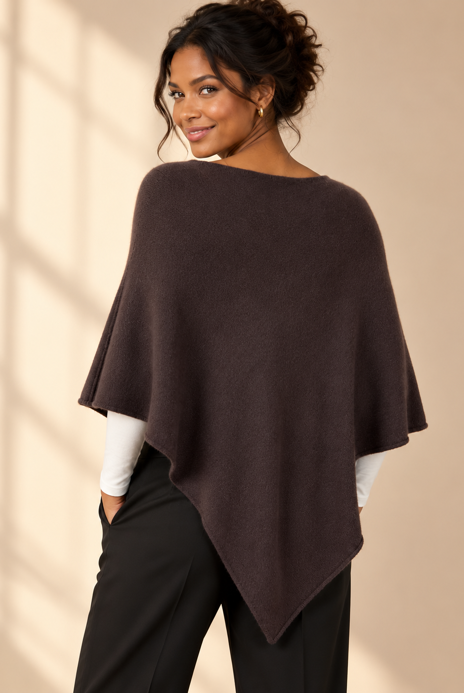 Finstickad poncho Gunsan i OneSize med asymmetrisk nederkant