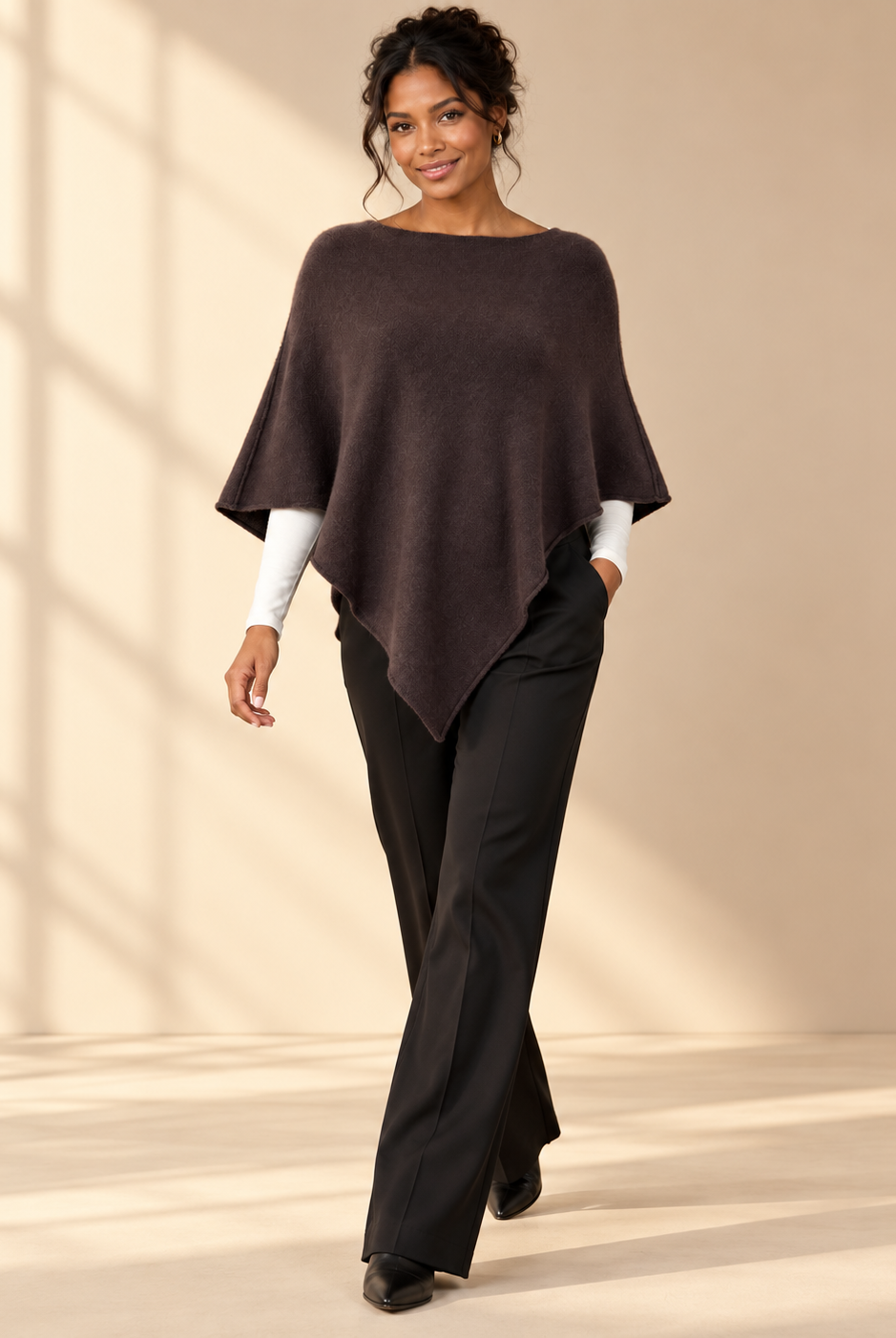 Finstickad poncho Gunsan i OneSize med asymmetrisk nederkant