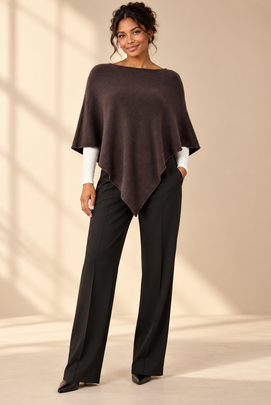 Finstickad poncho Gunsan i OneSize med asymmetrisk nederkant