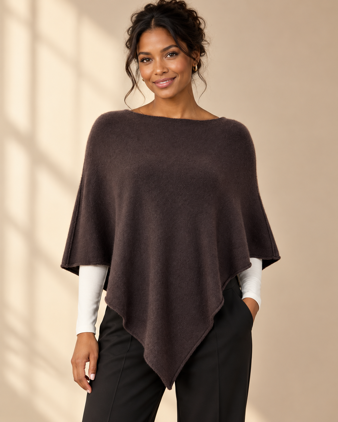 Finstickad poncho Gunsan i OneSize med asymmetrisk nederkant