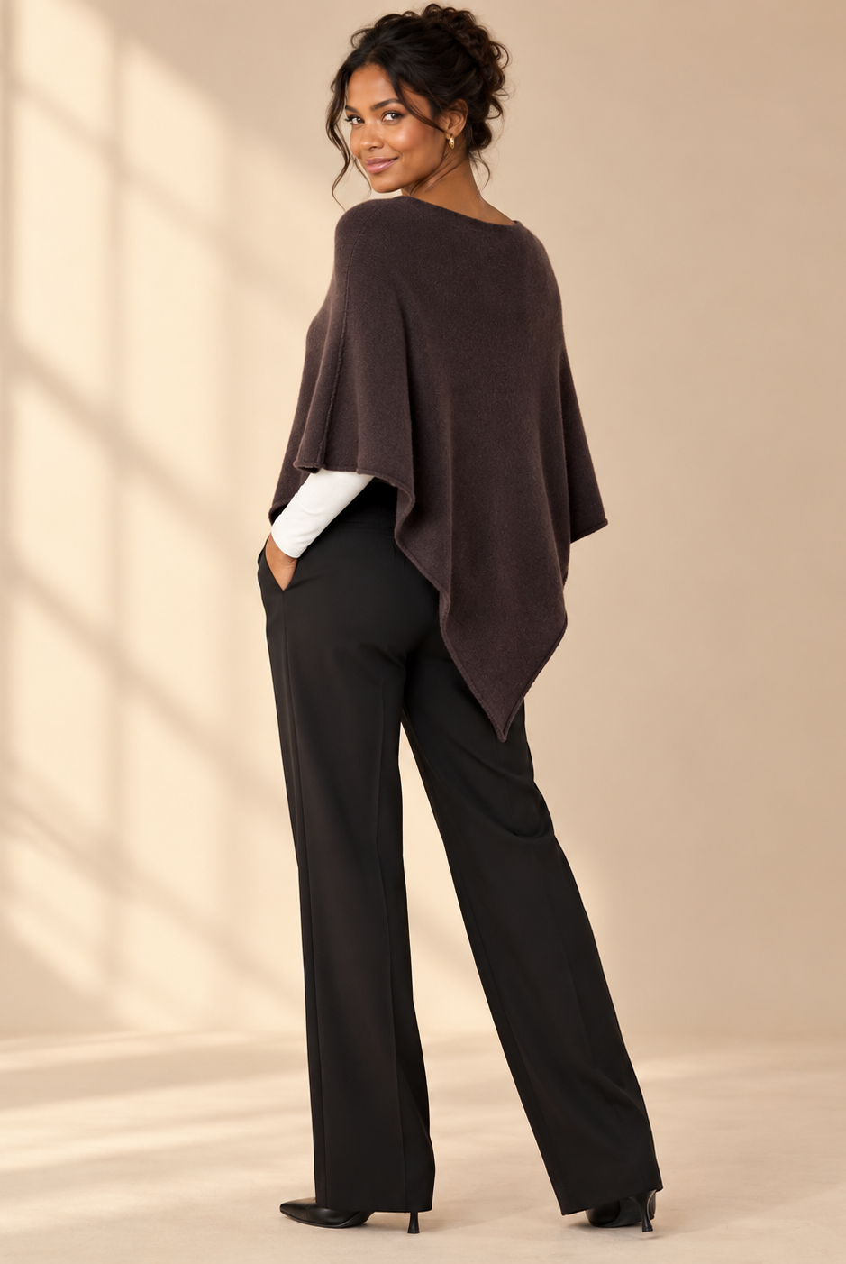 Finstickad poncho Gunsan i OneSize med asymmetrisk nederkant