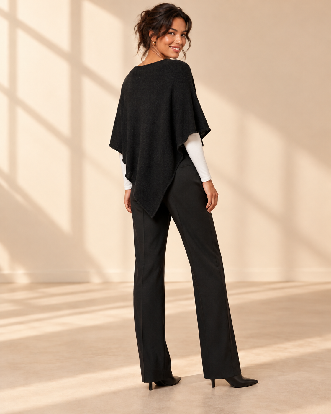 Finstickad svart poncho Gunsan i OneSize med asymmetrisk nederkant