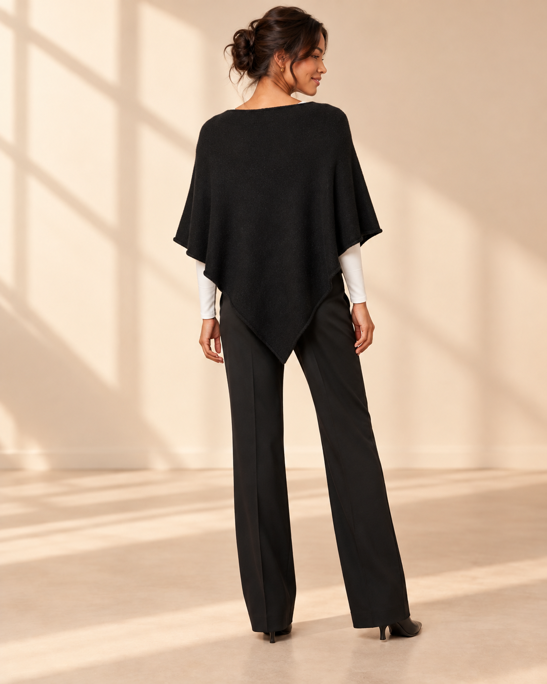 Finstickad svart poncho Gunsan i OneSize med asymmetrisk nederkant