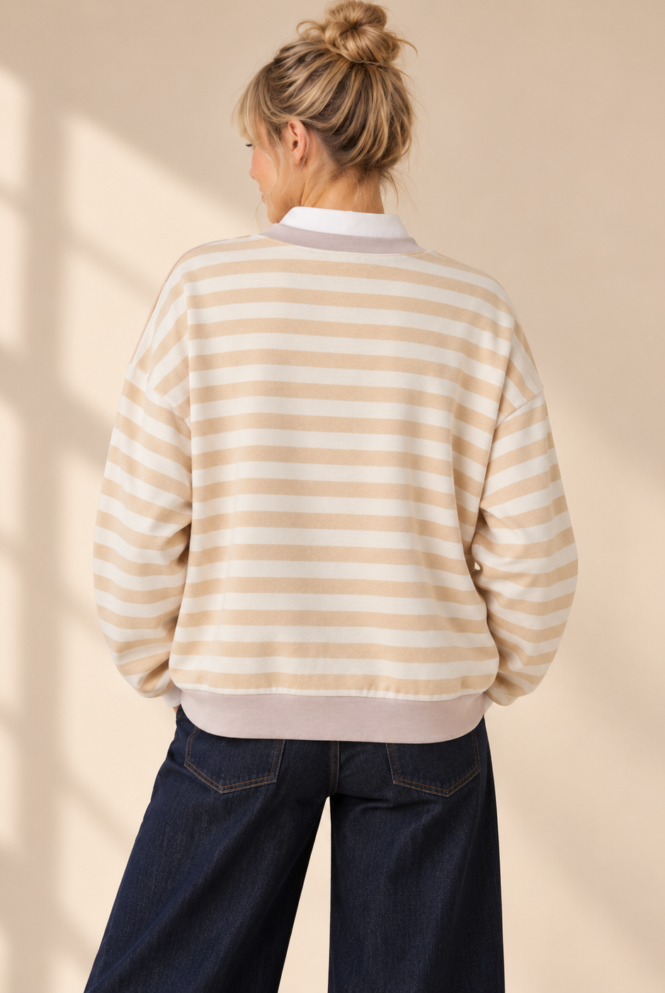 Tröja Now i beige och offwhite med ränder, texttryck framtill, långa ärmar och ledig passform.