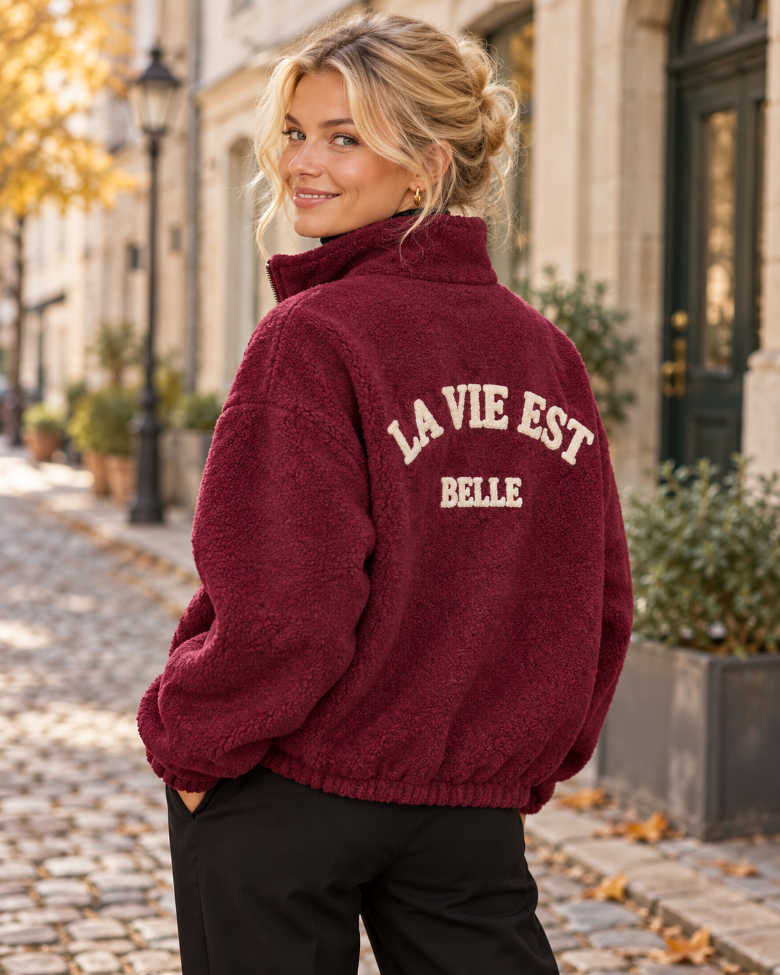 Jacka La Vie med krage, dragkedja, rymlig passform och texten ”LA VIE EST BELLE” på ryggen