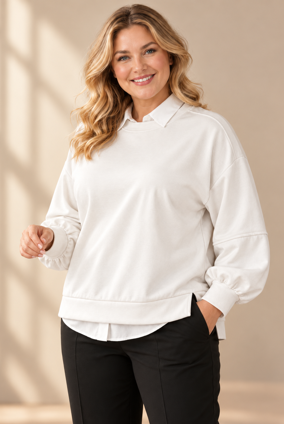 Tröja Malva i Queensize med rund hals, ledig passform, dekorativa sömdetaljer och lätt ballongformade ärmar med breda muddar