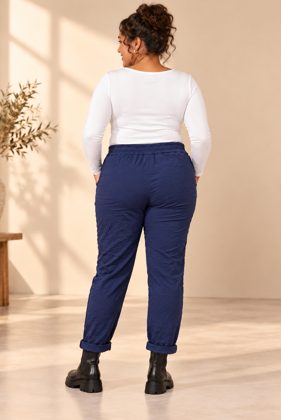Joggers Cilla Queensize i crinklat tyg med resårmidja, dragsko, sidfickor och avsmalnande ben.