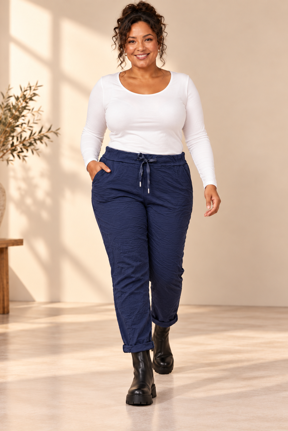 Joggers Cilla Queensize i crinklat tyg med resårmidja, dragsko, sidfickor och avsmalnande ben.