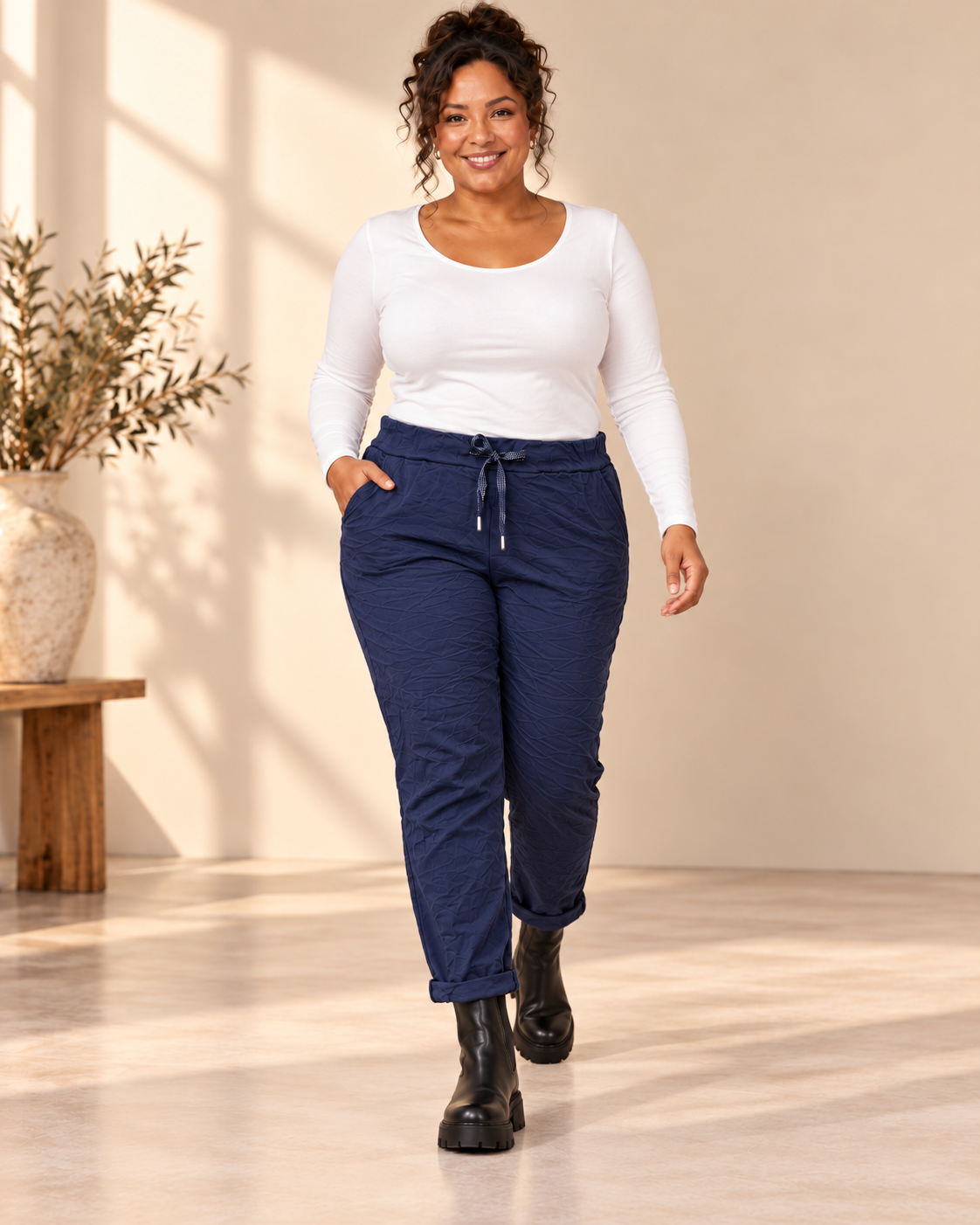 Joggers Cilla Queensize i crinklat tyg med resårmidja, dragsko, sidfickor och avsmalnande ben.