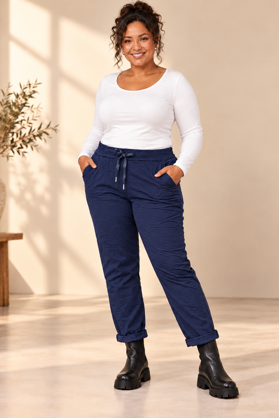 Joggers Cilla Queensize i crinklat tyg med resårmidja, dragsko, sidfickor och avsmalnande ben.