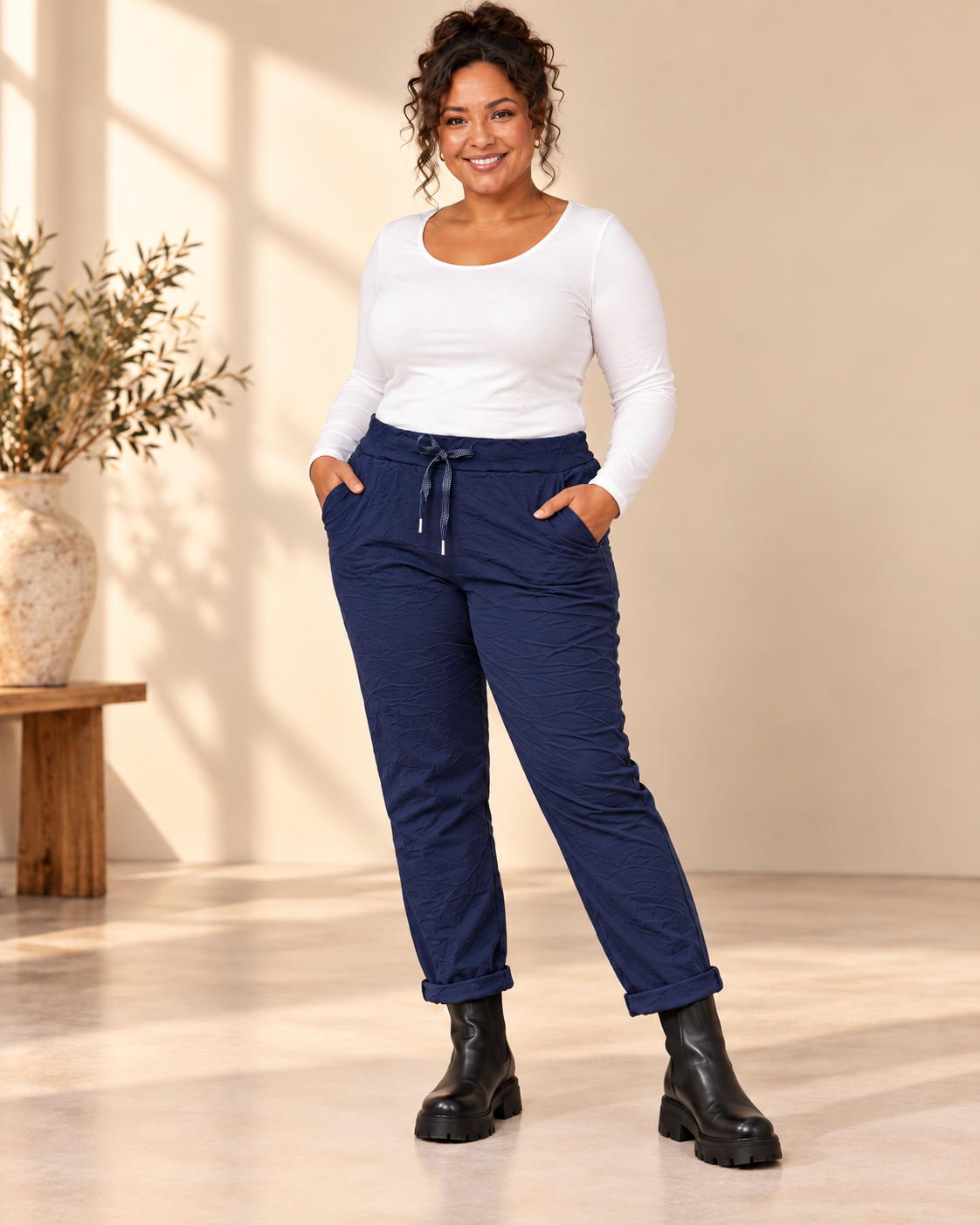 Joggers Cilla Queensize i crinklat tyg med resårmidja, dragsko, sidfickor och avsmalnande ben.