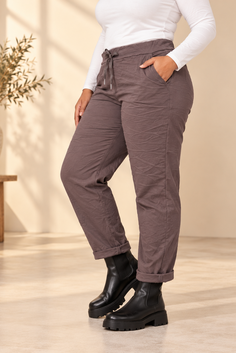 Joggers Cilla Queensize i crinklat tyg med resårmidja, dragsko, sidfickor och avsmalnande ben.