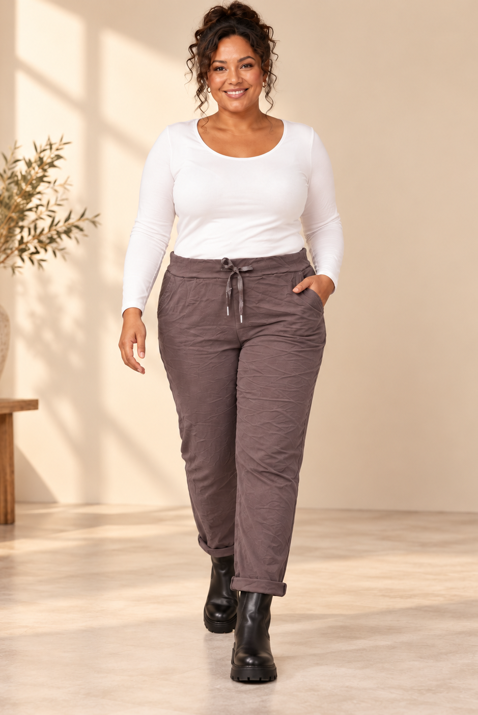 Joggers Cilla Queensize i crinklat tyg med resårmidja, dragsko, sidfickor och avsmalnande ben.