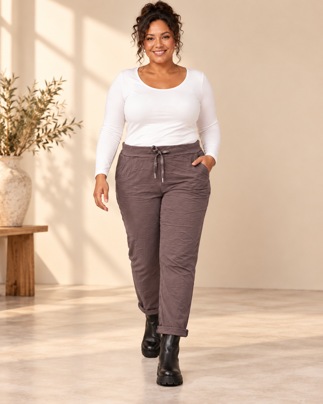 Joggers Cilla Queensize i crinklat tyg med resårmidja, dragsko, sidfickor och avsmalnande ben.