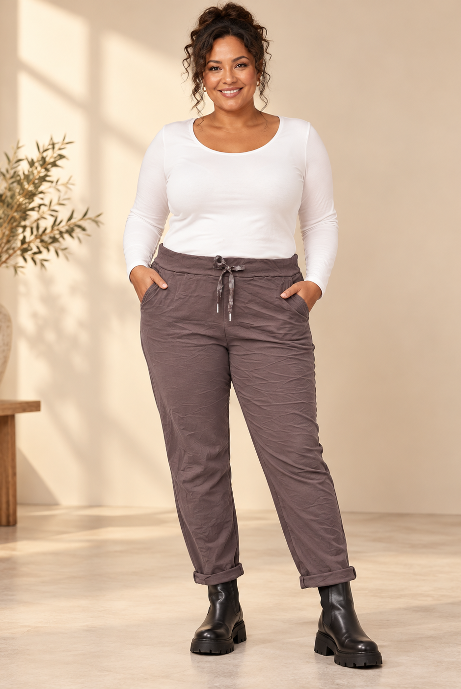 Joggers Cilla Queensize i crinklat tyg med resårmidja, dragsko, sidfickor och avsmalnande ben.