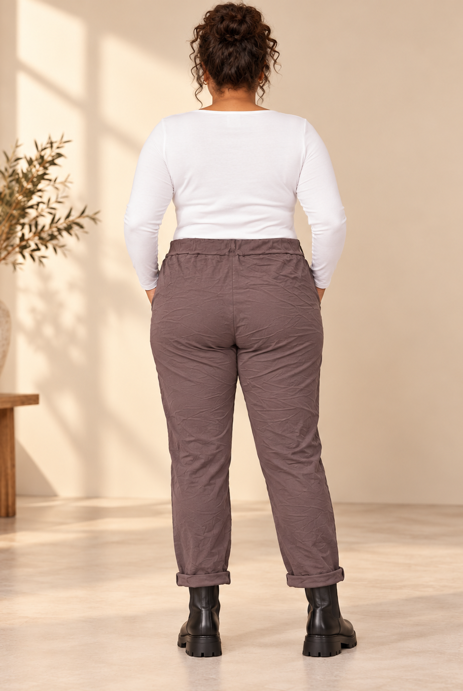 Joggers Cilla Queensize i crinklat tyg med resårmidja, dragsko, sidfickor och avsmalnande ben.