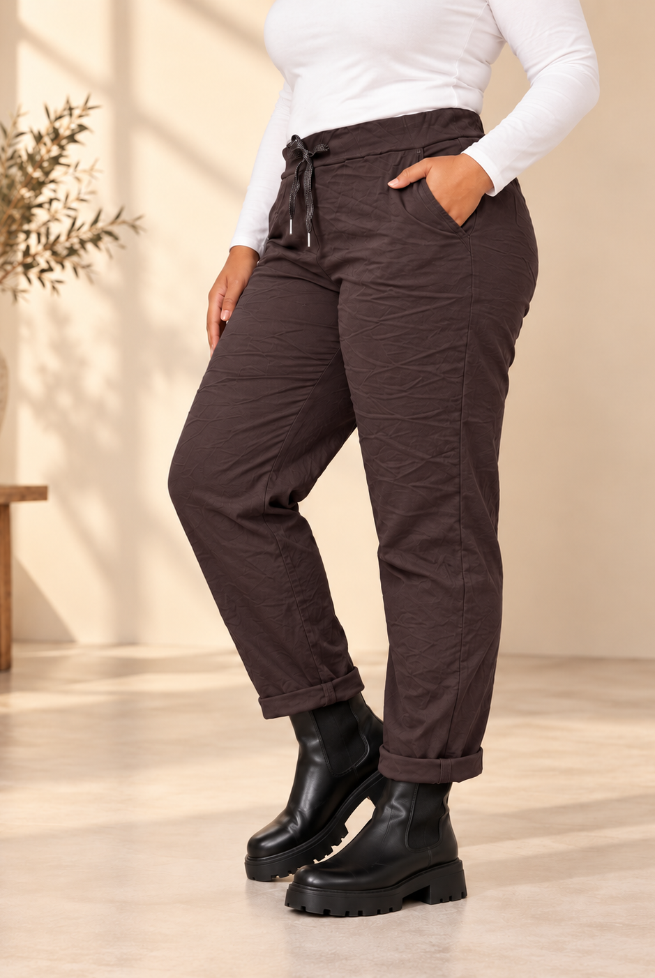 Joggers Cilla Queensize i crinklat tyg med resårmidja, dragsko, sidfickor och avsmalnande ben.