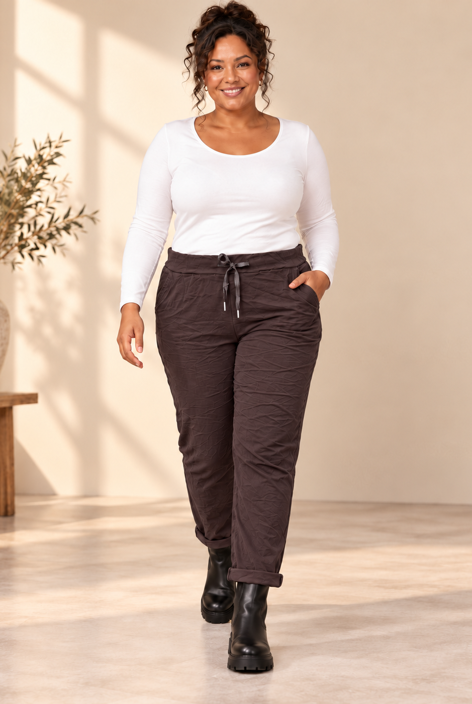 Joggers Cilla Queensize i crinklat tyg med resårmidja, dragsko, sidfickor och avsmalnande ben.