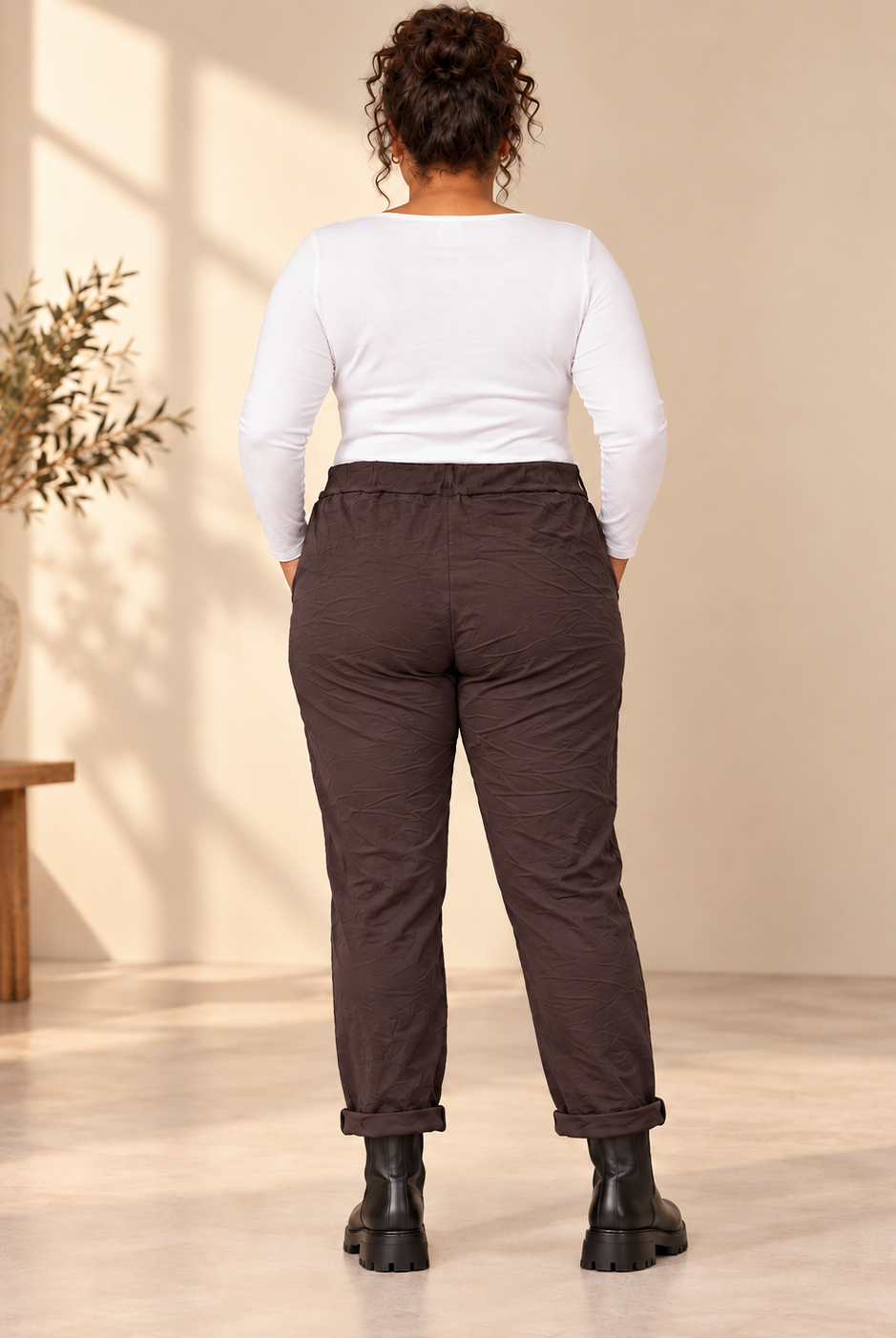 Joggers Cilla Queensize i crinklat tyg med resårmidja, dragsko, sidfickor och avsmalnande ben.