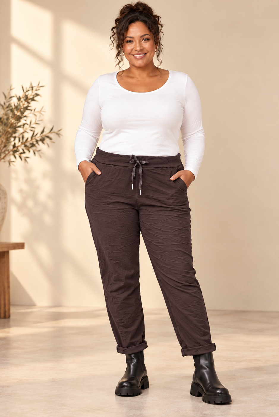 Joggers Cilla Queensize i crinklat tyg med resårmidja, dragsko, sidfickor och avsmalnande ben.