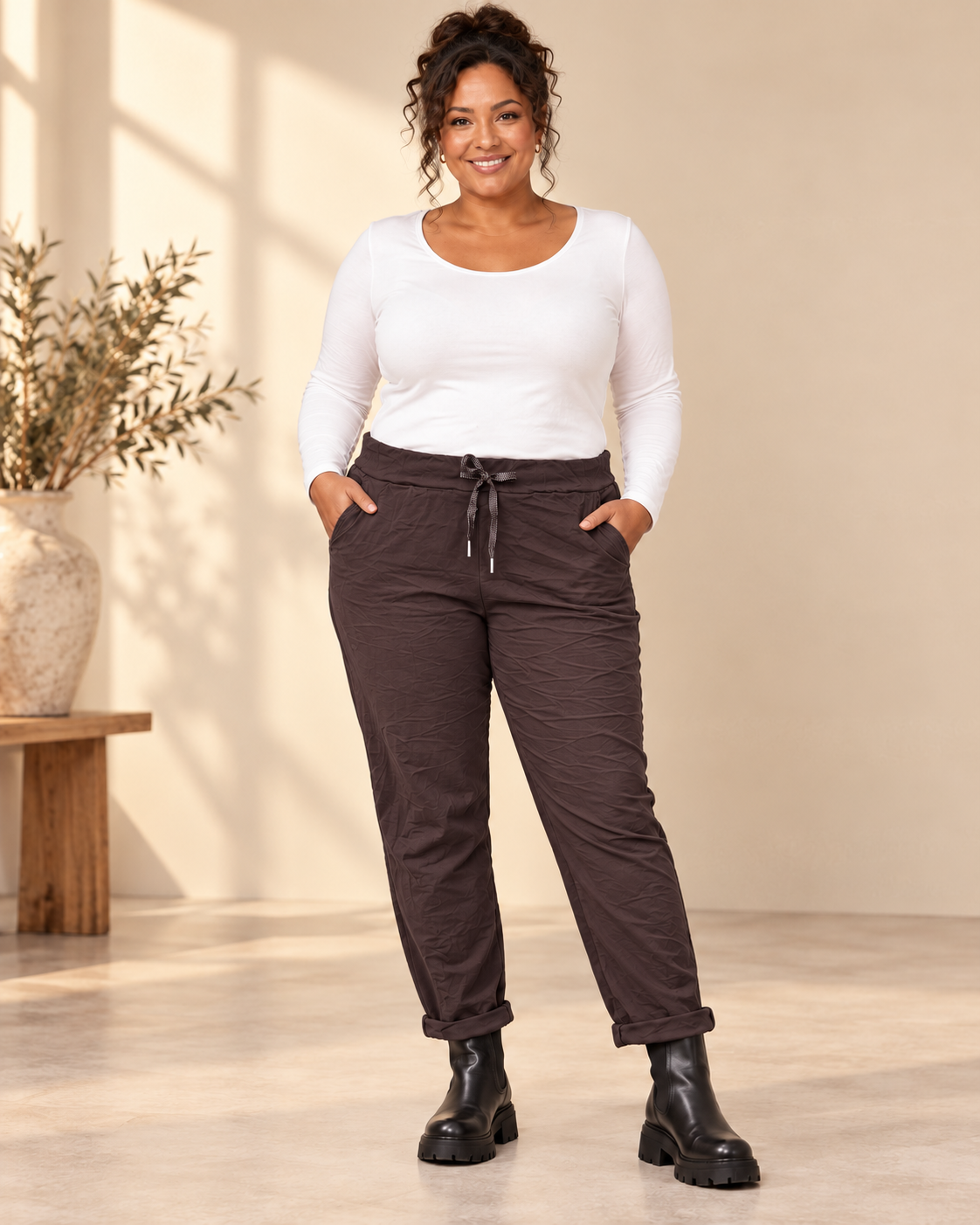 Joggers Cilla Queensize i crinklat tyg med resårmidja, dragsko, sidfickor och avsmalnande ben.