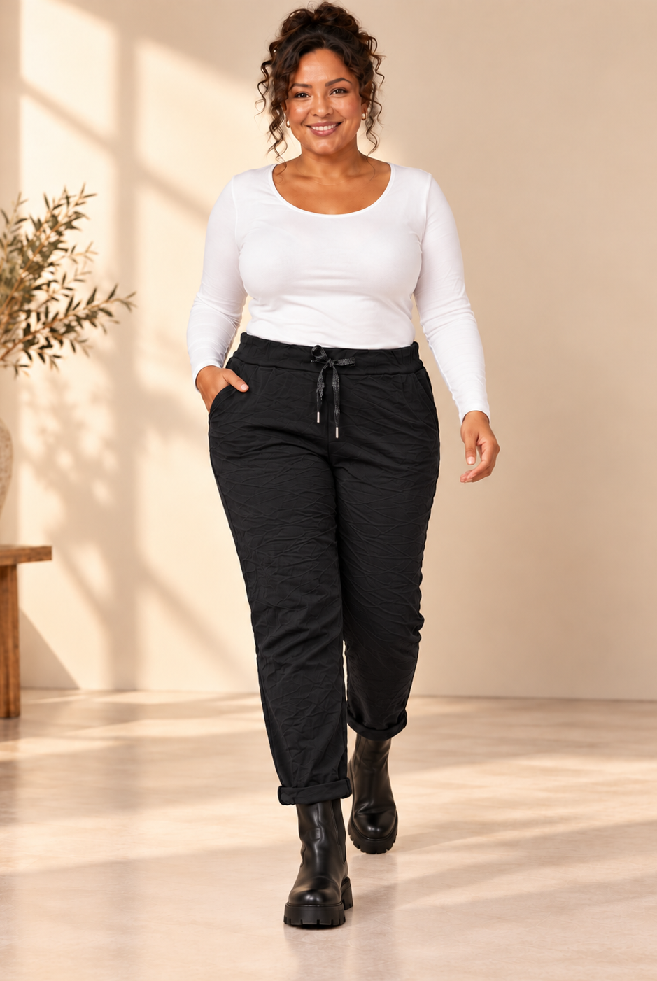 Joggers Cilla Queensize i crinklat tyg med resårmidja, dragsko, sidfickor och avsmalnande ben.