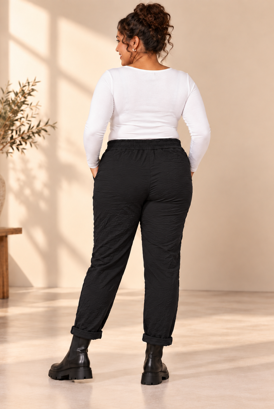 Joggers Cilla Queensize i crinklat tyg med resårmidja, dragsko, sidfickor och avsmalnande ben.
