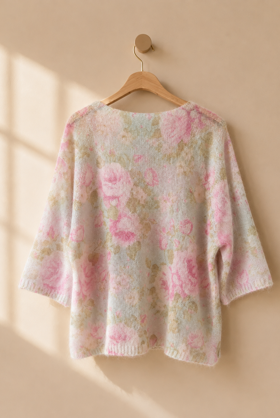Stickad tröja Rebecka med blomtryck i mohair – Mirelle Design