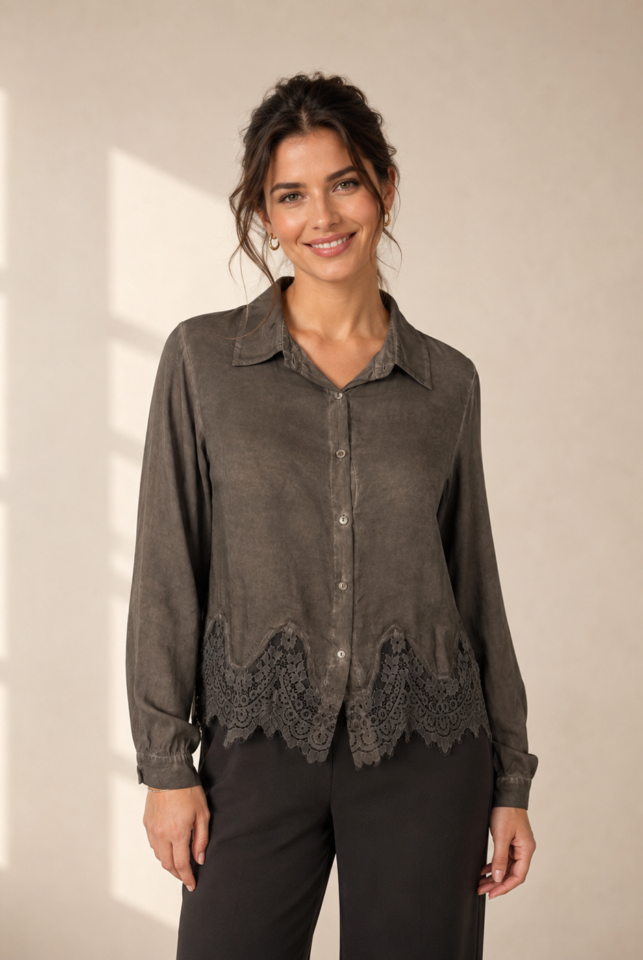 Blus Elise brun med spetskant i 100% viskos – Mirelle Design