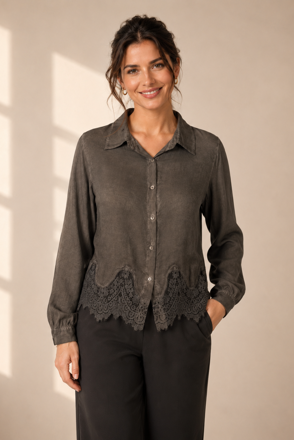 Blus Elise brun med spetskant i 100% viskos – Mirelle Design