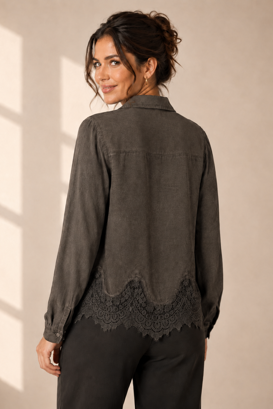 Blus Elise brun med spetskant i 100% viskos – Mirelle Design