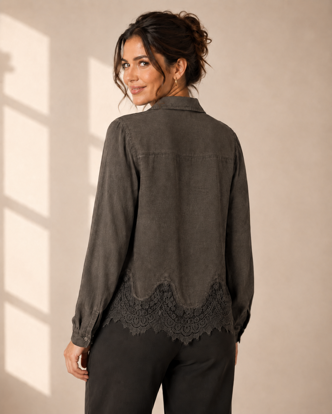Blus Elise brun med spetskant i 100% viskos – Mirelle Design