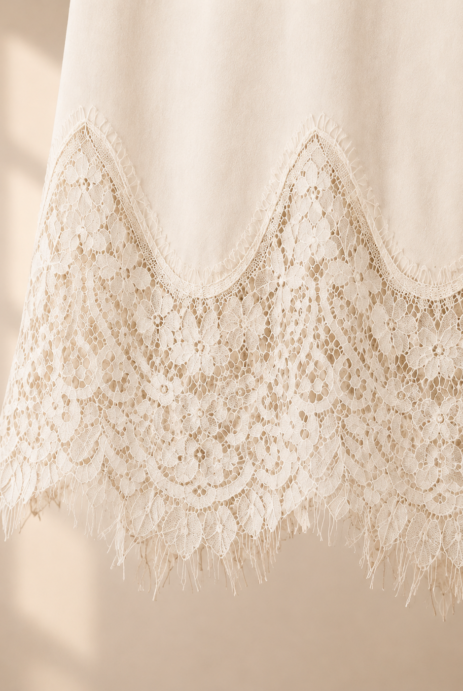 Blus Elise offwhite i viskos med dekorativ spetskant – Mirelle Design