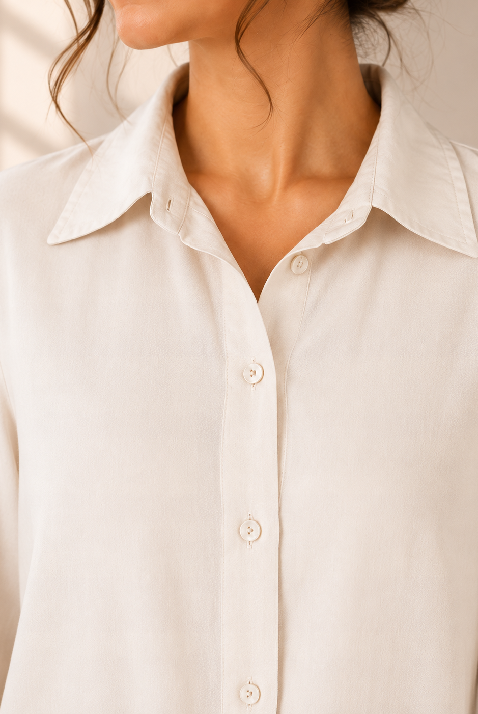 Blus Elise offwhite i viskos med dekorativ spetskant – Mirelle Design