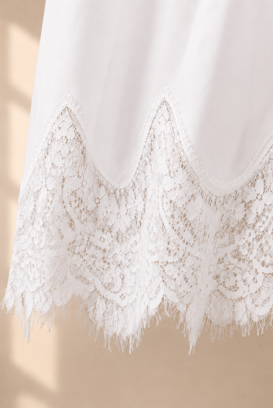 Blus Elise vit i viskos med dekorativ spetskant – Mirelle Design