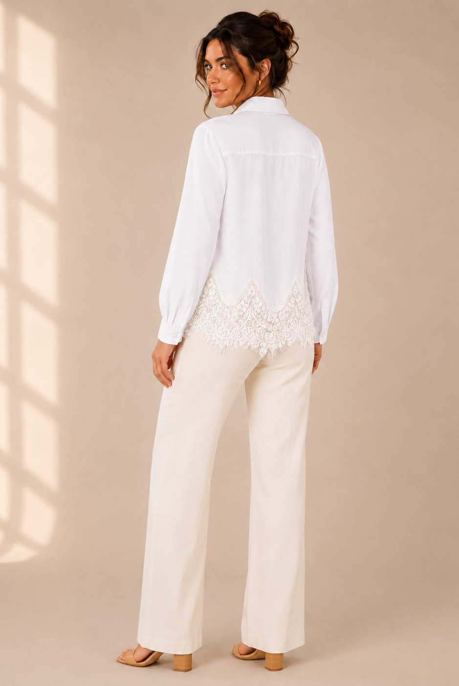 Blus Elise vit i viskos med dekorativ spetskant – Mirelle Design