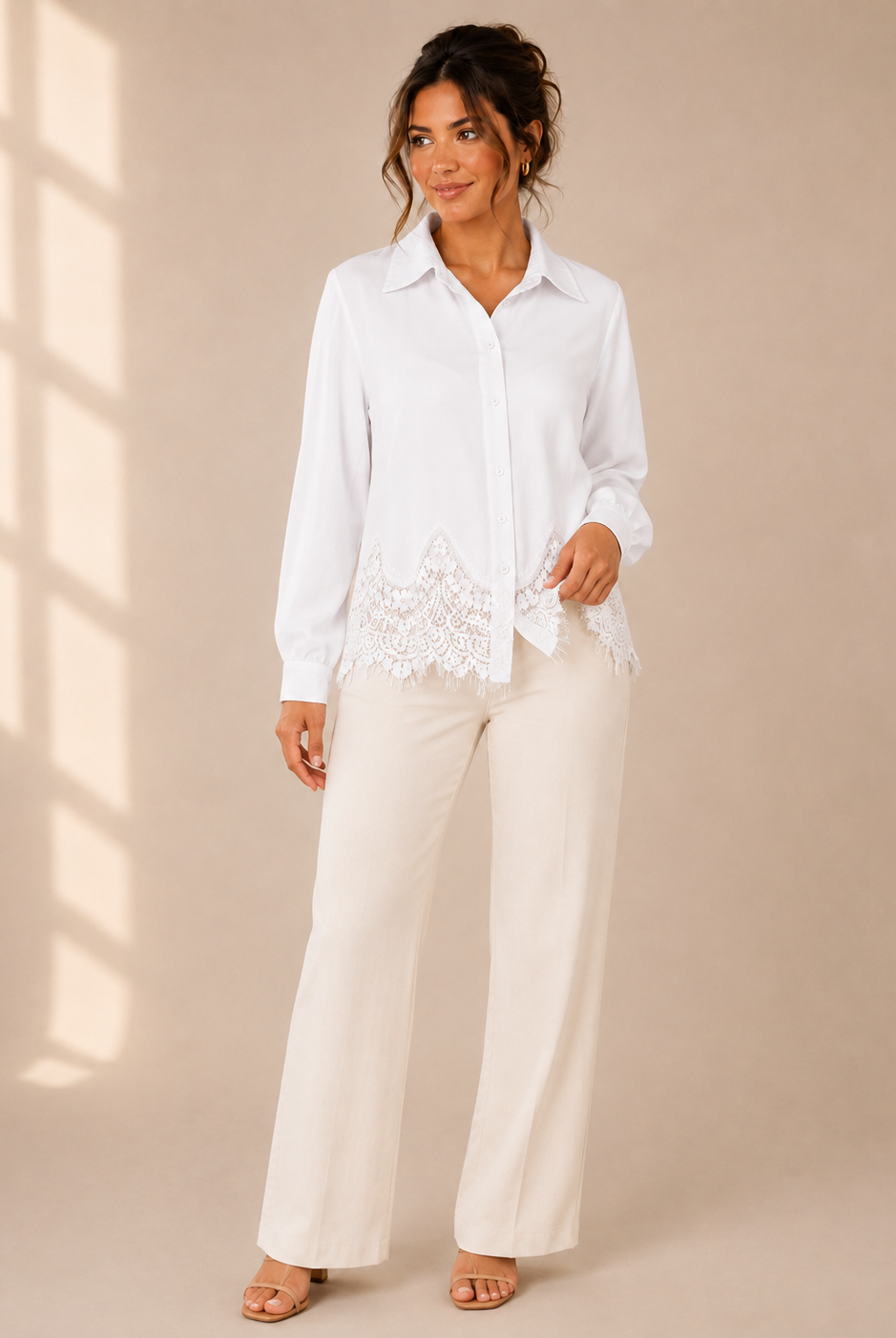 Blus Elise vit i viskos med dekorativ spetskant – Mirelle Design