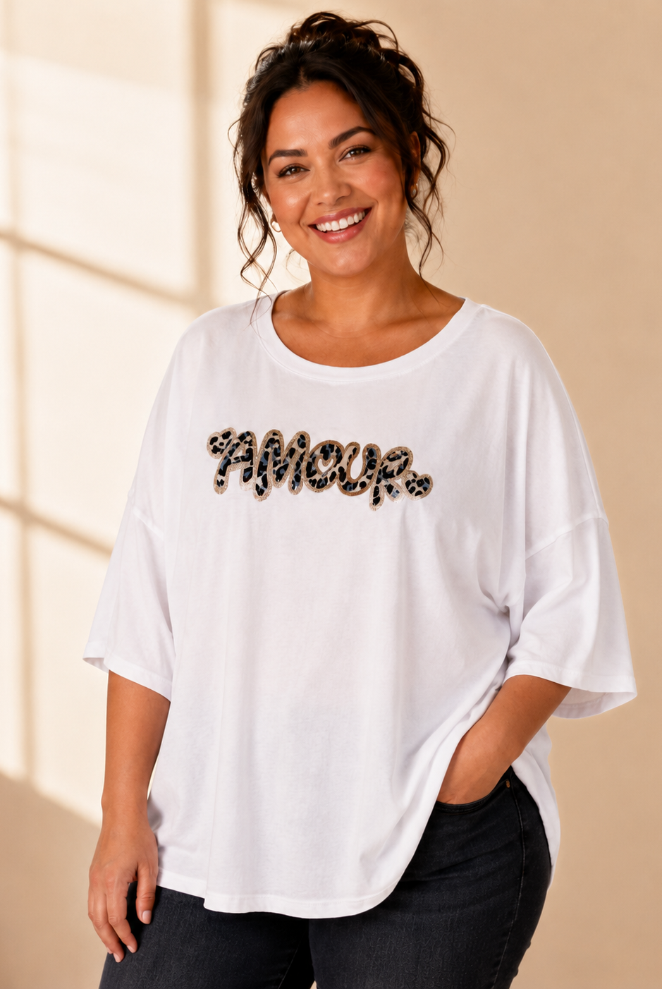 T-shirt Amour med leopardtryck i vit/blå – Queensize
